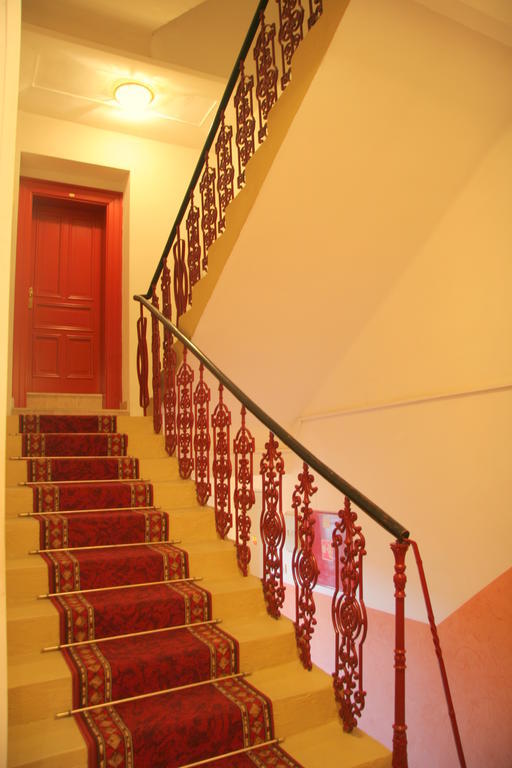 Vlkova Palace Прага Екстериор снимка
